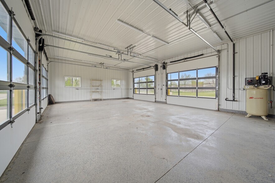 More Photos Of 1010 S 7th St, Rochelle Flex For Sale
