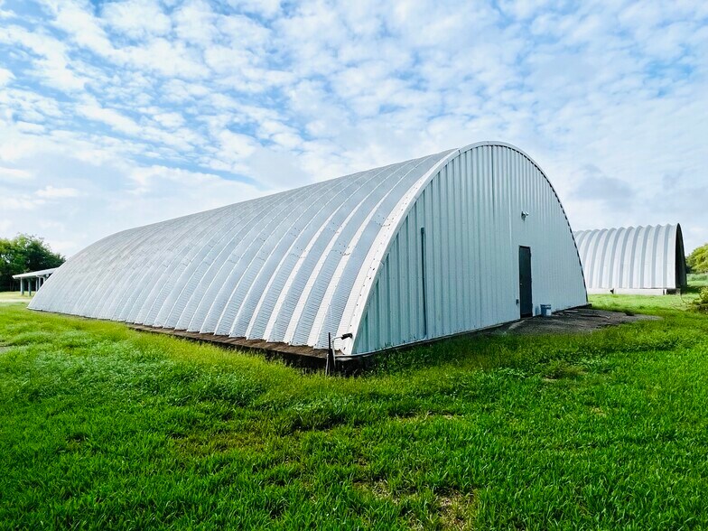 More Photos Of 4512 S Highway 35, Alvin Light Manufacturing For Lease