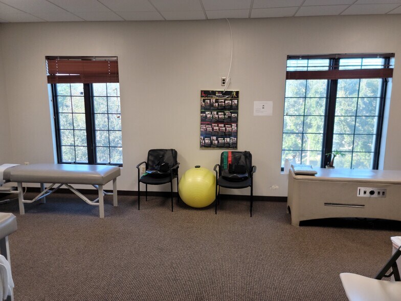 More Photos Of 2295 S Hiawassee Rd, Orlando Office For Lease