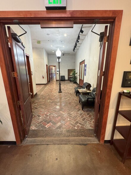 More Photos Of 611 S Main St, Grapevine Office For Lease