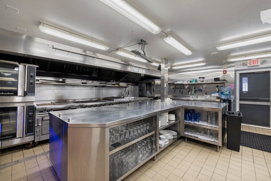 More Photos Of 14 Narragansett Ave, Jamestown Restaurant For Lease