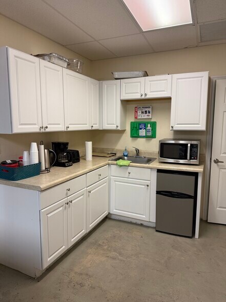 More Photos Of 1896 Elsa St, Naples Warehouse For Lease