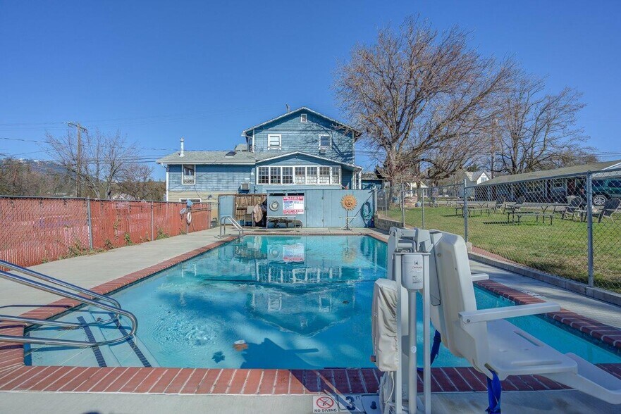 More Photos Of 718 Main St, Weaverville Hotel For Sale