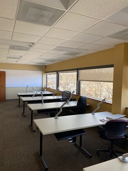 More Photos Of 541 Pierce St, Kingston Bank For Lease