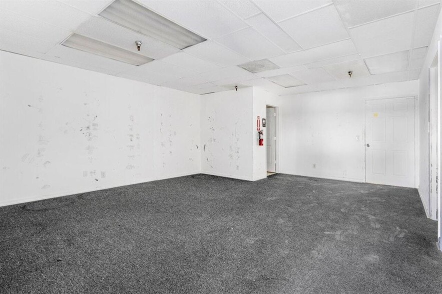 More Photos Of 1979 10th Ave N, Lake Worth Beach Distribution For Sale