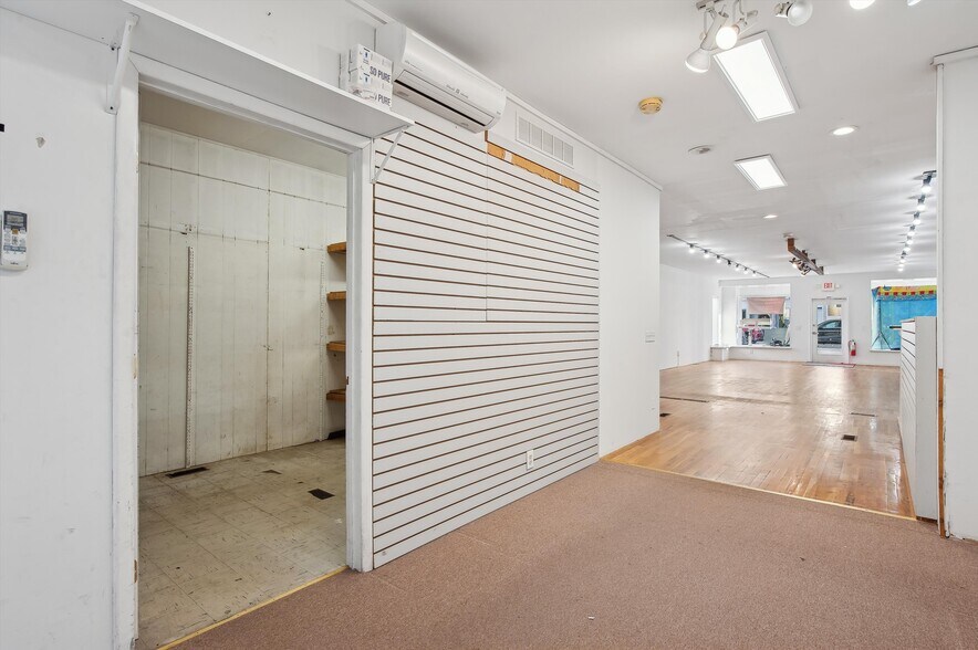 More Photos Of 67 Jobs Ln, Southampton Storefront For Lease