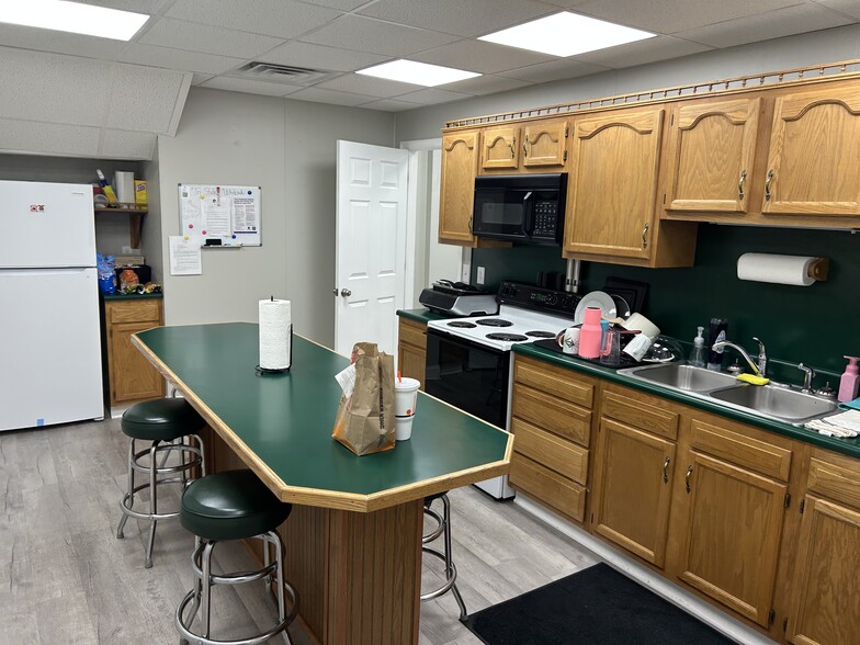 More Photos Of 1116 Old Logan Rd, Logan Flex For Lease