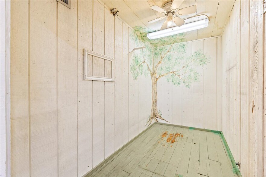 More Photos Of 918 10th St, Floresville Land For Lease
