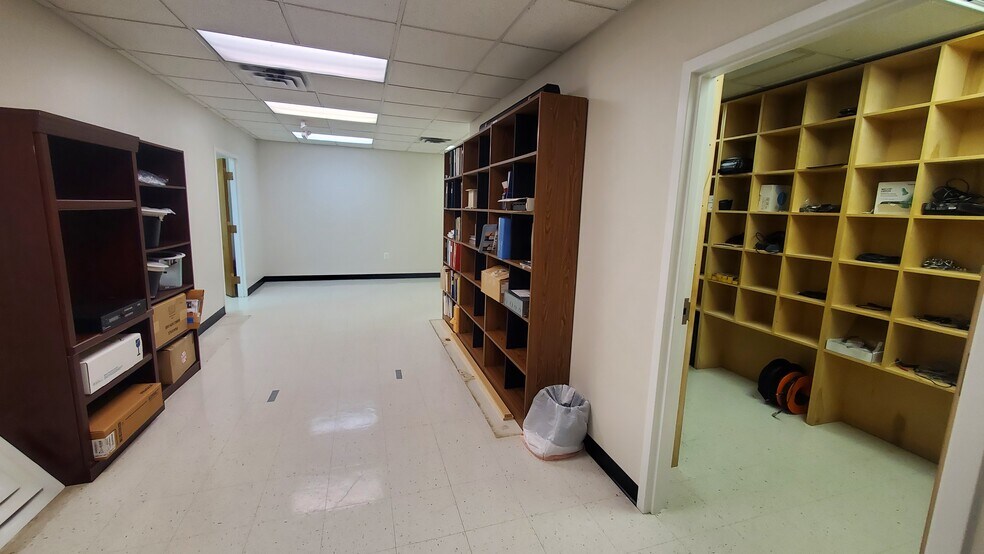 More Photos Of 555 Hospital Dr, Warrenton Office For Sale
