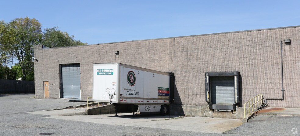 More Photos Of 31 Crossways E, Bohemia Warehouse For Lease