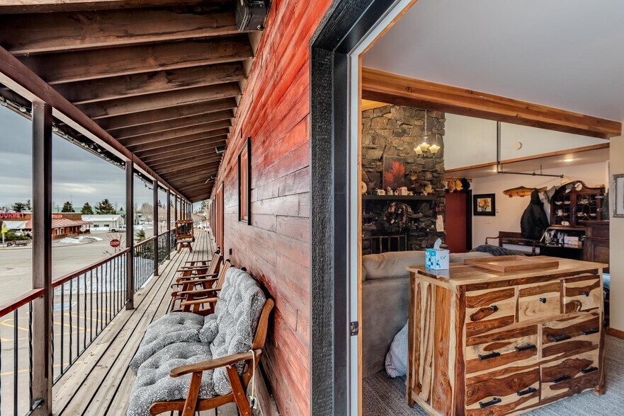 More Photos Of 117 Pine St, Pinedale Restaurant For Sale