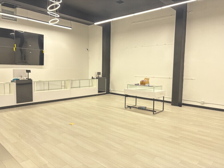 More Photos Of 506 S San Vicente Blvd, Los Angeles Storefront Retail Office For Sale