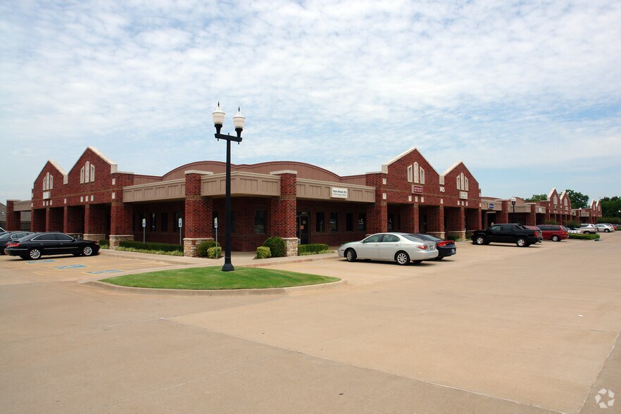More Photos Of 1401 S Douglas Blvd, Midwest City Office For Lease