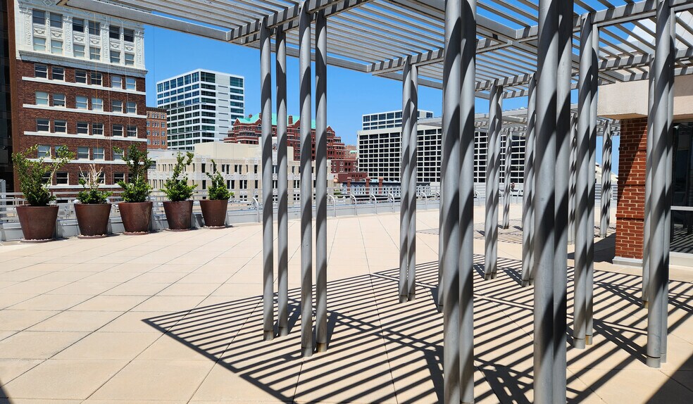 More Photos Of 500 Commerce St, Fort Worth Office For Sale