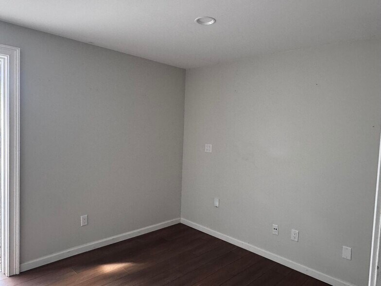 More Photos Of 8173 E Bay Blvd, Navarre Showroom For Lease