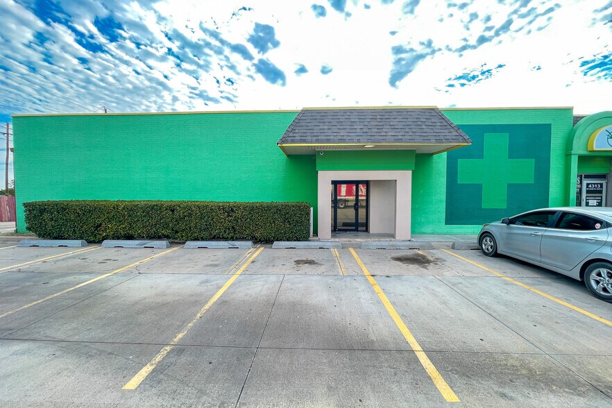 More Photos Of 4313 NW Cache Rd, Lawton Convenience Store For Lease