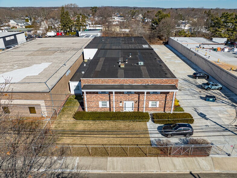 More Photos Of 609 Acorn St, Deer Park Warehouse For Sale