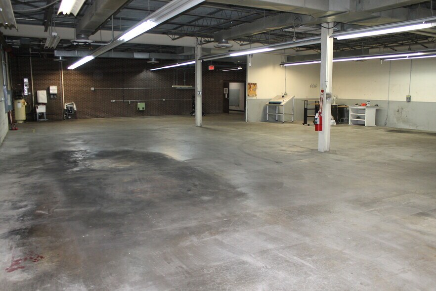 More Photos Of 121 Industrial Dr, Dekalb Manufacturing For Sale