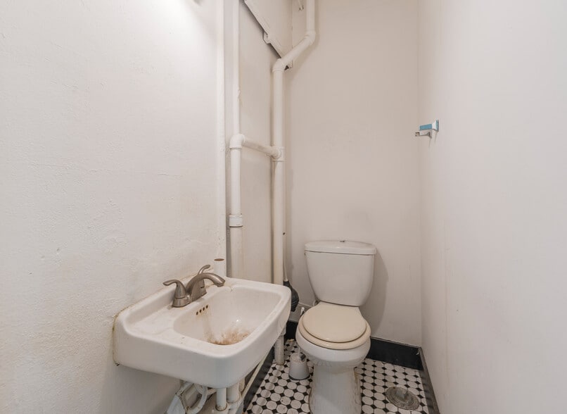 More Photos Of 165 S Western Ave, Los Angeles Loft Creative Space For Lease