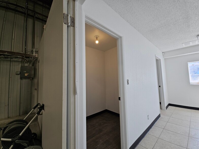 More Photos Of 3829 Rising Sun Rd, Bullhead City Distribution For Lease