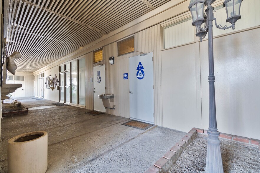 More Photos Of 1524 N West Ave, Fresno Office For Sale