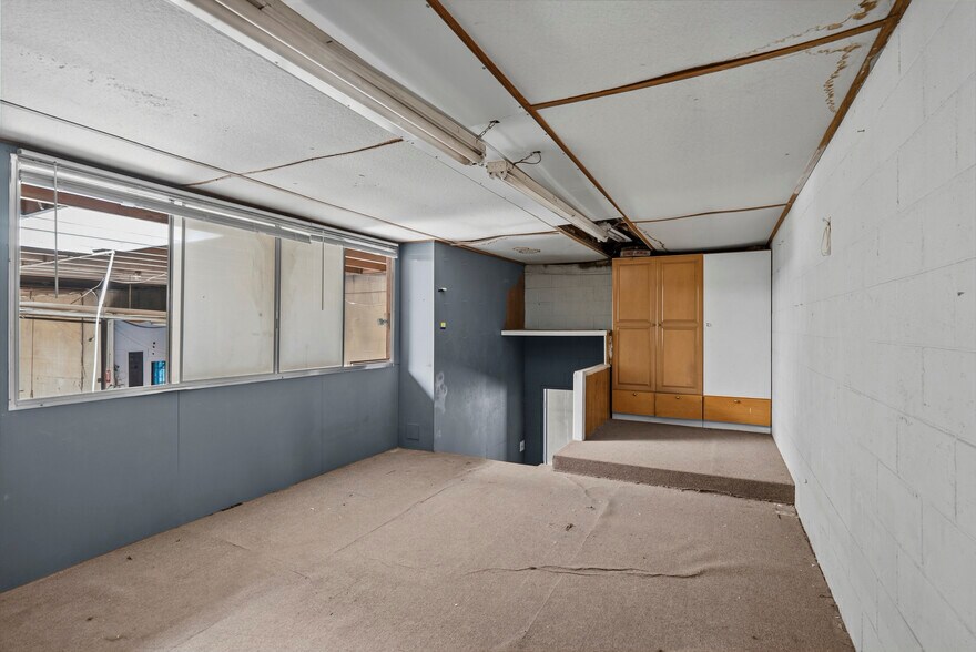 More Photos Of 14222-14226 Aetna St, Van Nuys Warehouse For Lease