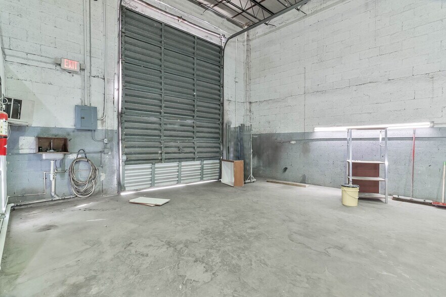 More Photos Of 3200 NW South River Dr, Miami Manufacturing For Lease