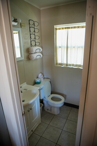 More Photos Of 1122 Douglas Ave, Beaver Hotel For Sale