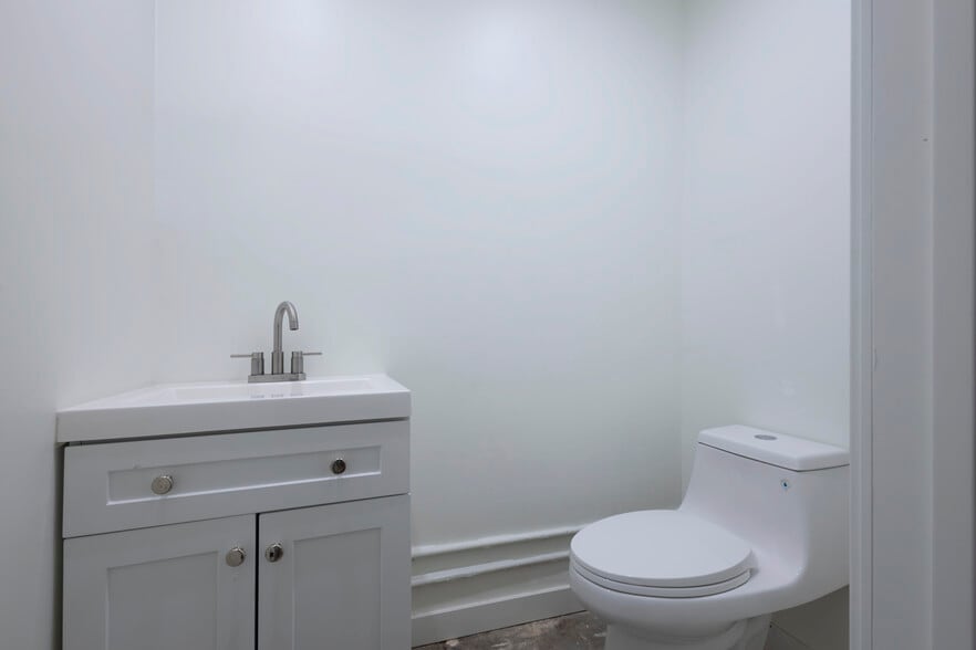 More Photos Of 249 S Robertson Blvd, Beverly Hills Storefront Retail Office For Lease