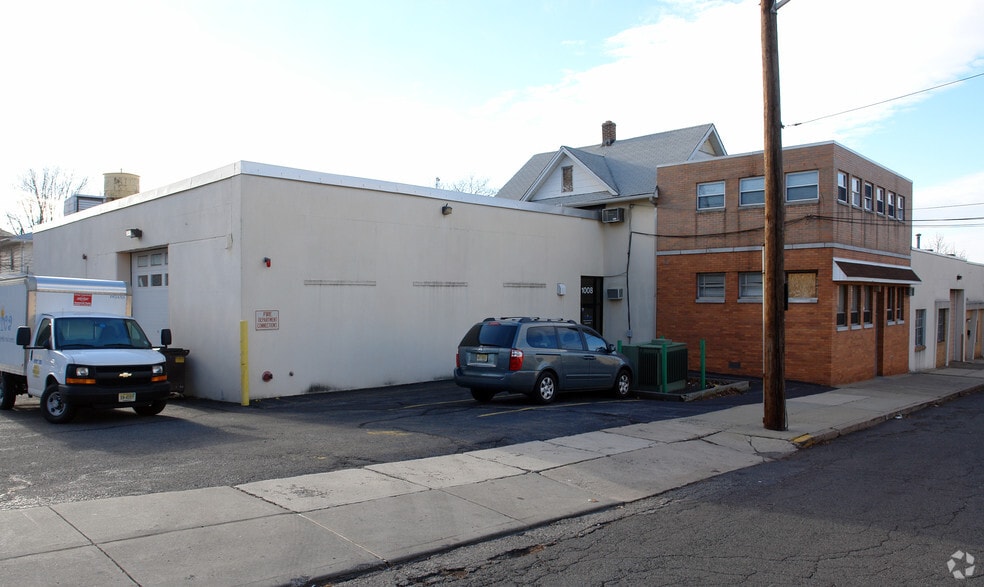 More Photos Of 1008-1018 Hoyt Ave, Ridgefield Warehouse For Lease