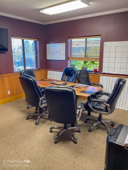 More Photos Of 90 SE Bridgeford Blvd, Bend Warehouse For Sale