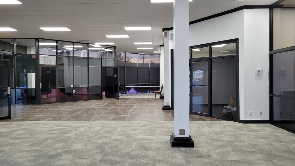 More Photos Of 8245 North Fwy, Houston Unknown For Lease