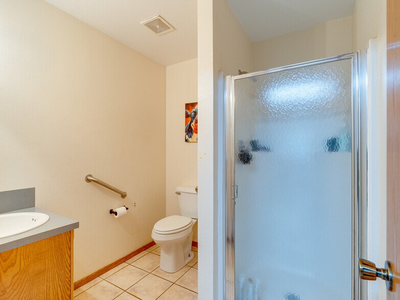 More Photos Of 1853 S Broadway St, Coalgate Flex For Sale