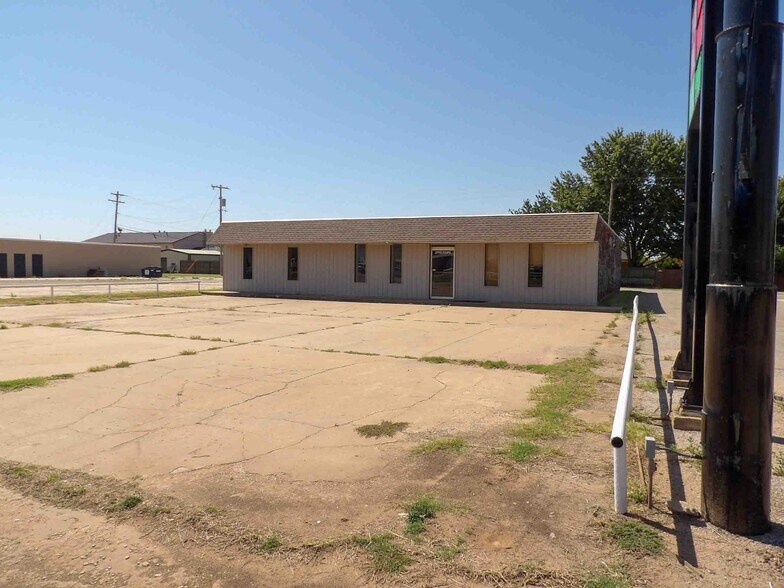 More Photos Of 400 E Jack Choate Ave, Hennessey Office For Sale
