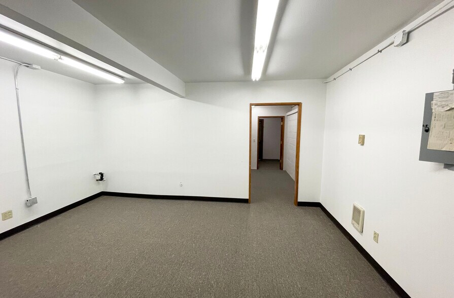 More Photos Of 104 S Pacific Hwy, Cottage Grove Unknown For Lease