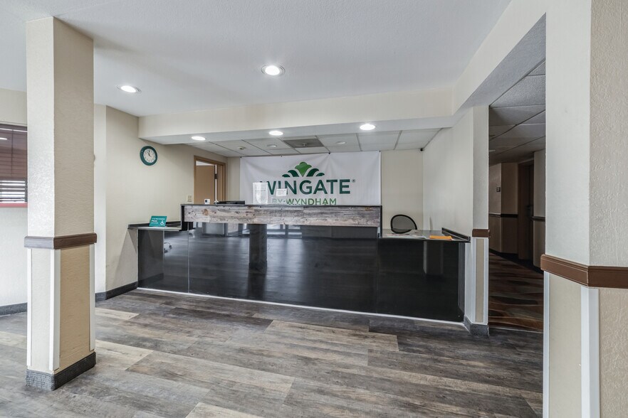 More Photos Of 138 Marsh Rd, Somerset Hotel For Sale