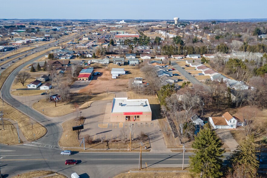 More Photos Of 2316 Vine St, Eau Claire Freestanding For Lease