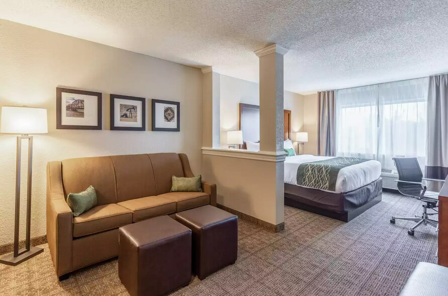 More Photos Of 9010 E 71st St, Tulsa Hotel For Sale