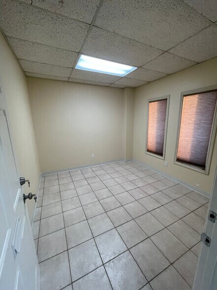 More Photos Of 1010 Villa Dr, Euless Storefront Retail Office For Lease