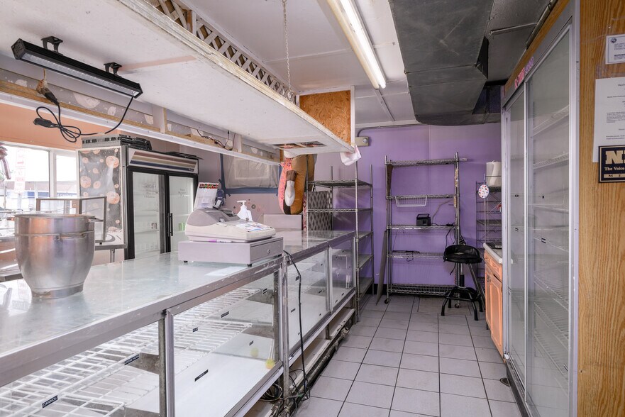 More Photos Of 514 Vincennes St, New Albany Freestanding For Sale