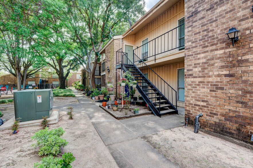 More Photos Of 708 Alabama St, Katy Apartments For Sale