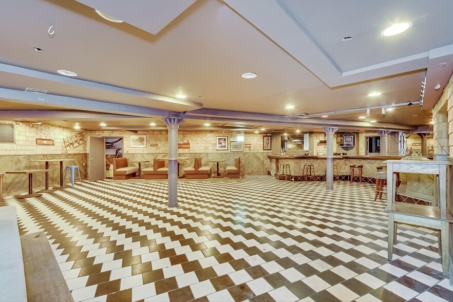 More Photos Of 1970 N Lincoln Ave, Chicago Storefront Retail Residential For Lease