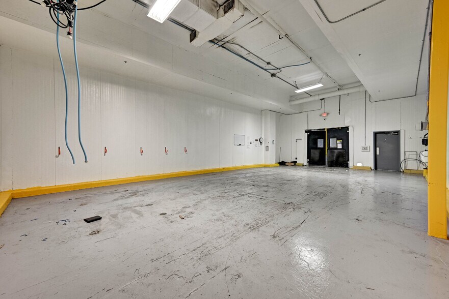 More Photos Of 100 Chamber Plz, Charleroi Supermarket For Lease