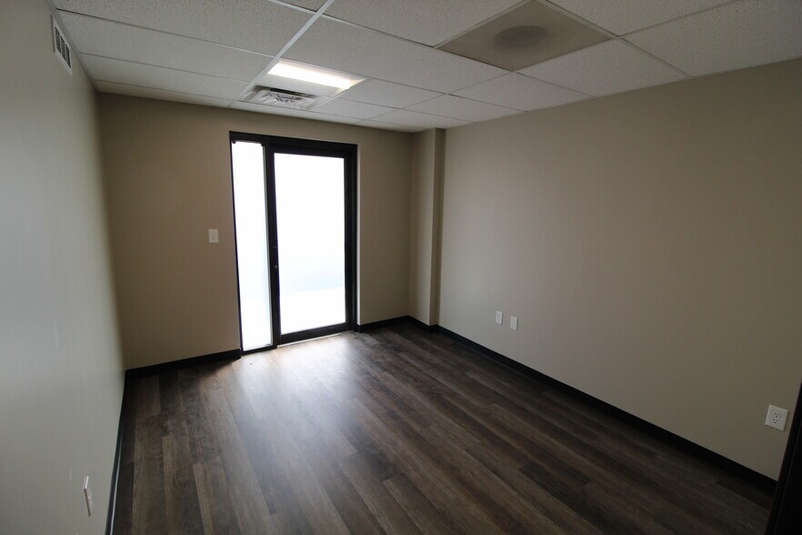More Photos Of 7320 W 162nd St, Overland Park Showroom For Lease