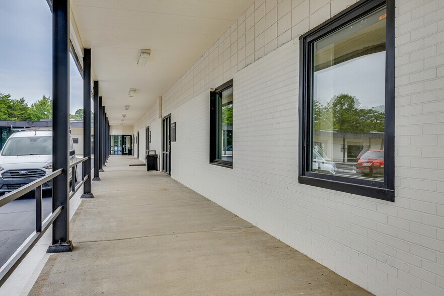 More Photos Of 2008-2036 E Lamar Alex Pky, Maryville Medical For Lease