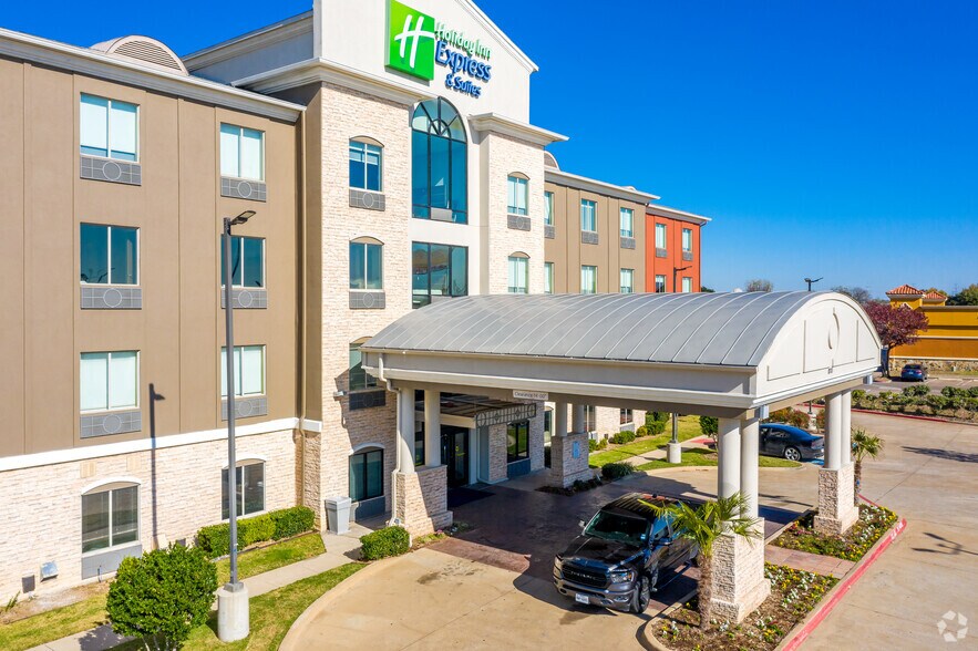 More Photos Of 8703 E R L Thornton Fwy, Dallas Hotel For Sale