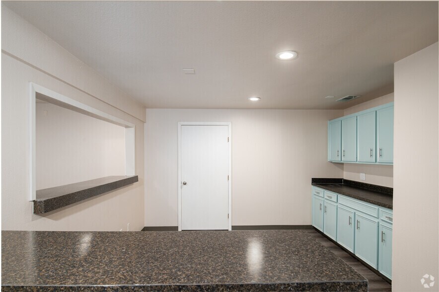 More Photos Of 1721 Cimarron Trl, Hurst Medical For Lease