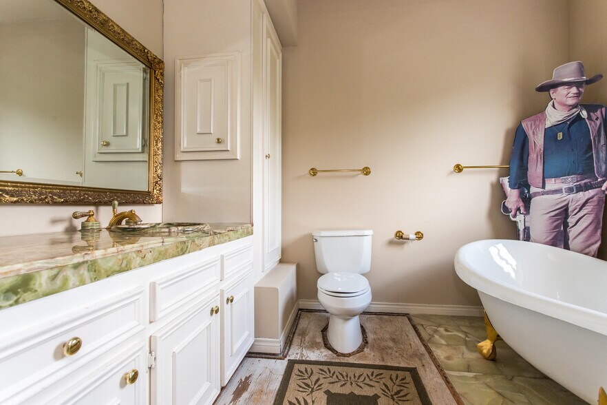 More Photos Of 4821 Broadway St, Addison Office For Sale