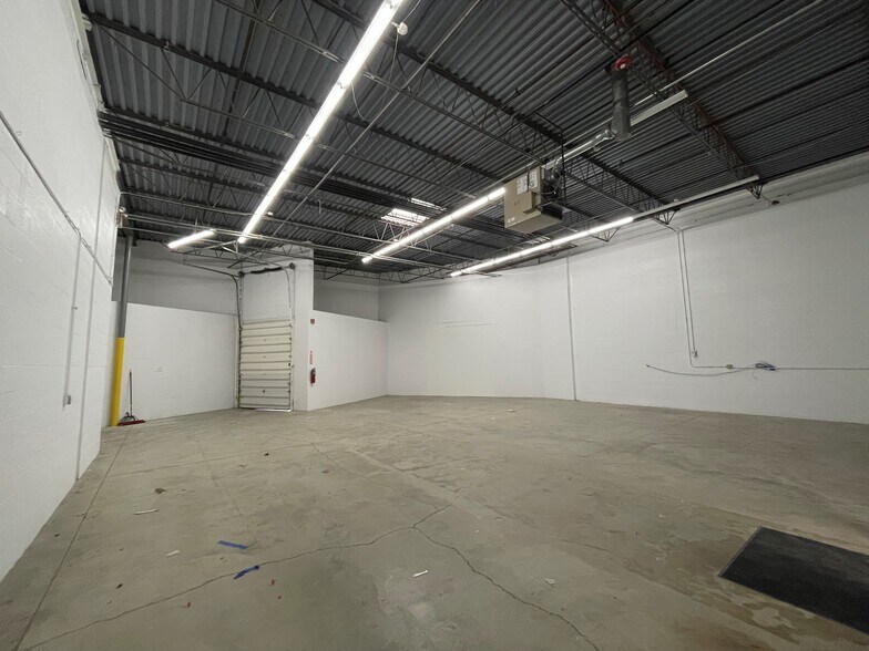 More Photos Of 11-55 E Hintz Rd, Wheeling Showroom For Lease