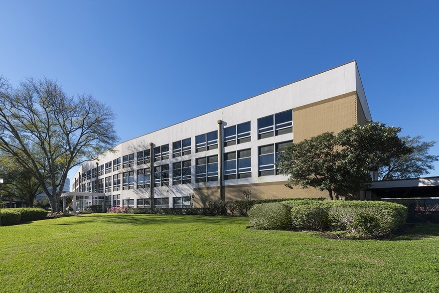 More Photos Of 7407 North Fwy, Houston Hospital For Sale